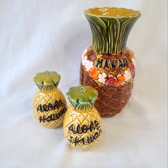Vintage Hawaii Pineapple Kitsch Kitchen Salt, Pepper Shakers + Vase - Picture 1 of 4
